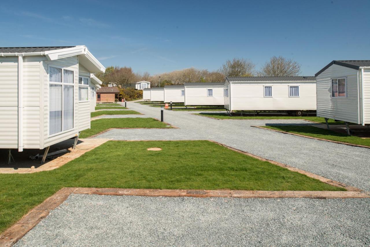 The Lakes Rookley Eksteriør bilde Static caravans at a static caravan park
