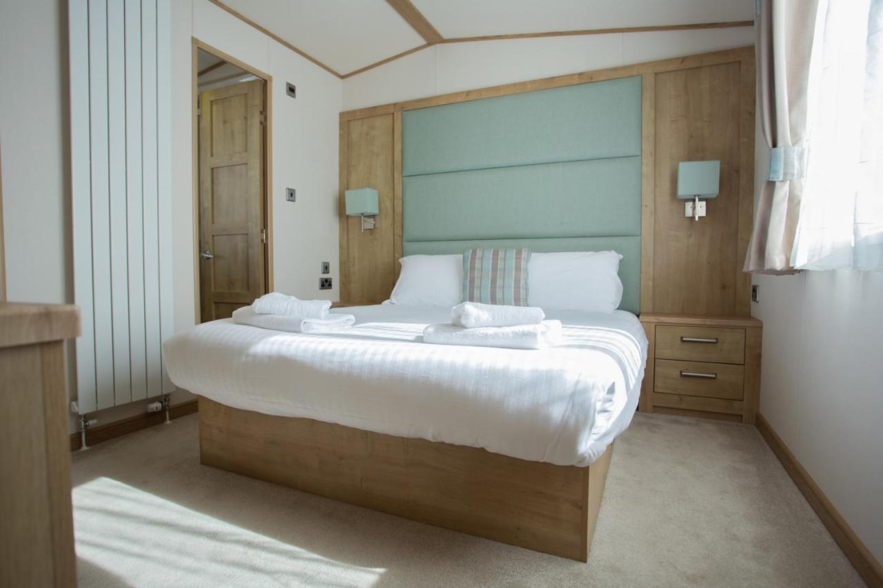 The Lakes Rookley Eksteriør bilde A bedroom in a static