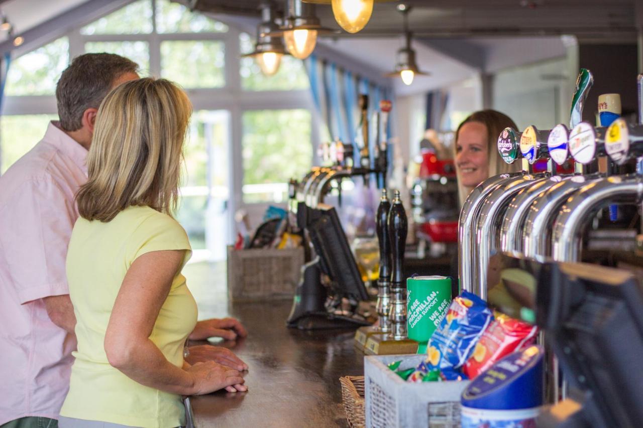 The Lakes Rookley Eksteriør bilde The bar at the clubhouse