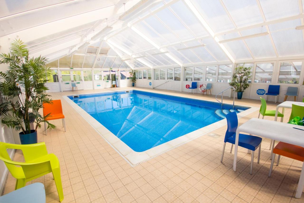 The Lakes Rookley Eksteriør bilde The swimming pool at the leisure centre